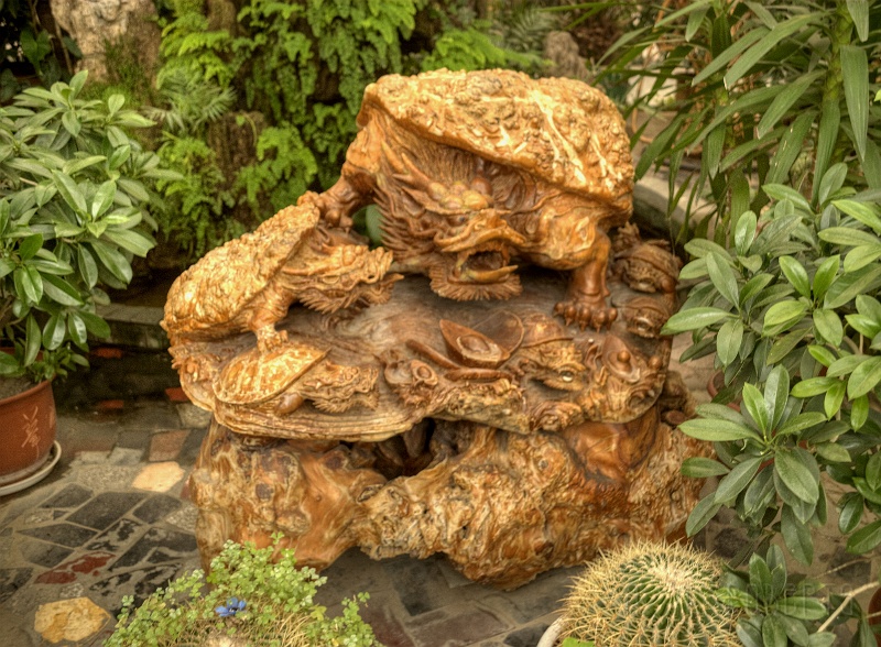gw1.jpg - On the way to the great wall we stopped for lunch.  Outside the restaurant was a garden with this statue in it... more snapping turtles.  I saw turtle on the menu but I didn't try it... I had marinated Jellyfish though... weird... crunchy and chewy at the same time.